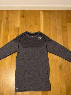 Gymshark Shadow Seamless grey 2016 - Hej! Jag säljer en 100% äkta Phantom Seamless från gymshark. Inga hål men loggar har börjat på sprickor men inget lossnar.  Vid frågor och funderingar, hör av er 😊