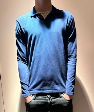 Blå långärmad piké - |Hej! En otroligt snygg blå långärmad piké i skönt stretchiga material från Riley (köpt på brothers)❗️| Skick 9/10 otroligt bra skick☑️| Storlek: XS, sitter mer som XS/S, sitter lite litet på mig - 189cm 75kg📏| Nypris: ca 800kr💵| Färg: blå, som på bilden💙| Fraktar spårbart via postnord eller instabox📦| Hör av er för mer information!|