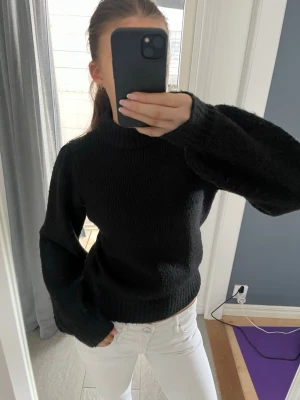 Svart stickad tröja - Mysig svart stickad tröja ifrån Gina i storlek S