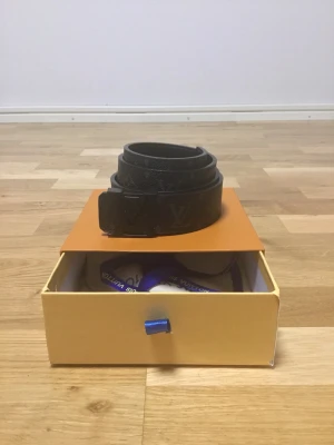 Svart bälte - Säljer ett jättefint bälte som ingår med låda, påse osv. Skriv vid funderingar!