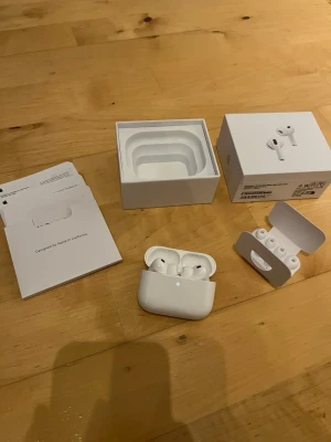 AirPods Pro 3 ANC (2025) - Säljer ett par vita Apple AirPods Pro med ANC, använda endast 2 gånger och inga skador eller repor