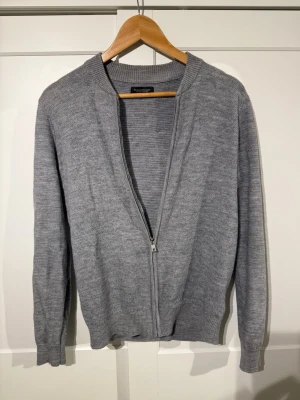 Cardigan Bruun & Stengade - Grå cardigan från Bruun & Stengade. Size (S) tröjan har inga defekter. Hör av dig vid funderingar!
