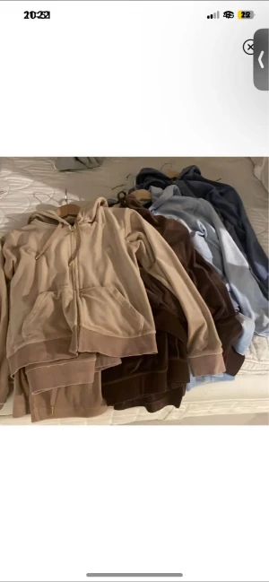 Juicy couture set i olika färger  - Säljer ett gäng mysiga velour set i olika färger som beige, brun och ljusblå och blå. De har dragkedja och huva, perfekt för en avslappnad uppklädd stil. Säljs för 450 per set!. Diskuterbart pris vid snabb o smidig affär. Mörkblå setet är storlek S. Resterande är tröjan S och byxan M. Mycket bra skick då jag tagit väl hand om de. 
