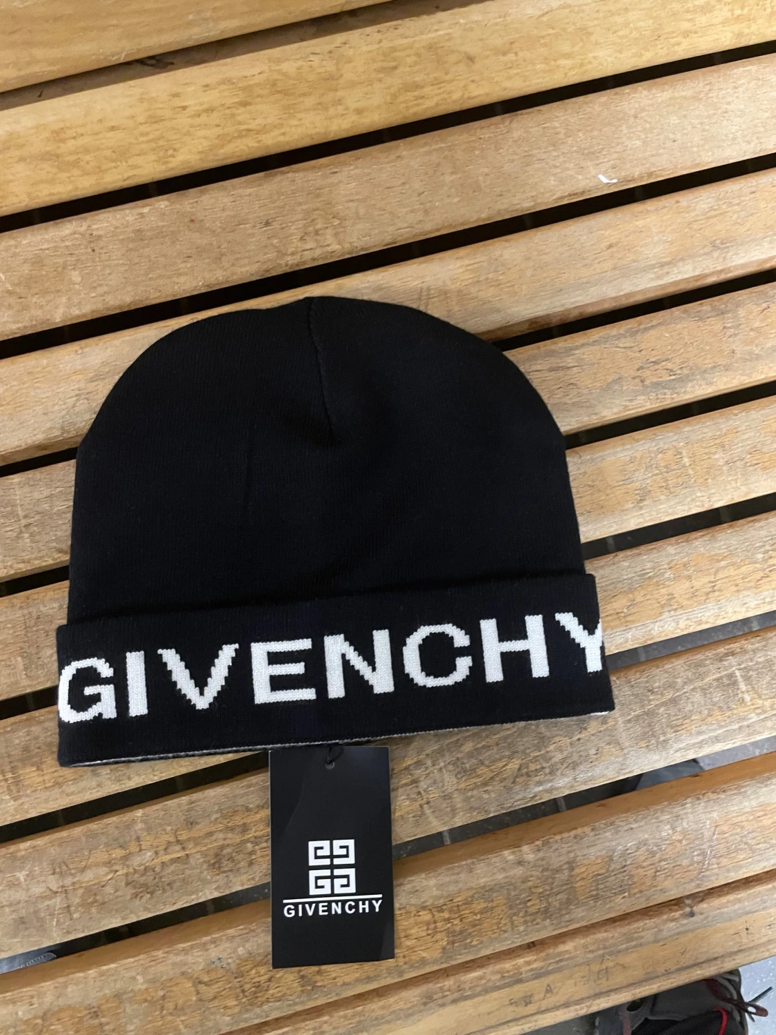 Svart mössa från Givenchy