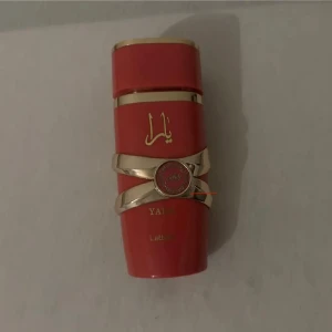 Trendig parfym i röd flaska - Snygg parfym från Lattafa med modern design och guldiga detaljer. Perfekt för dig som vill sticka ut och addera en cool touch till din stil. Volym och ingredienser syns ej på bilderna.