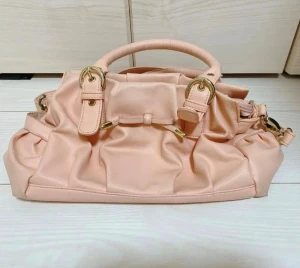 Rosa väska från japan  - Rosa väska som e jätte gullig, ganska använd men fortfarande i bra skick! Den har peelat pytte lite på kanten:)