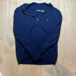 Ralph lauren stckad tröja - Den är xs och passar 160-170, köpte den ny för en månad sen och har bara använt 2 gånger. Tröjan har inga defekter eller något sådant. Hör av dig vid vilken minsta fråga du har😃