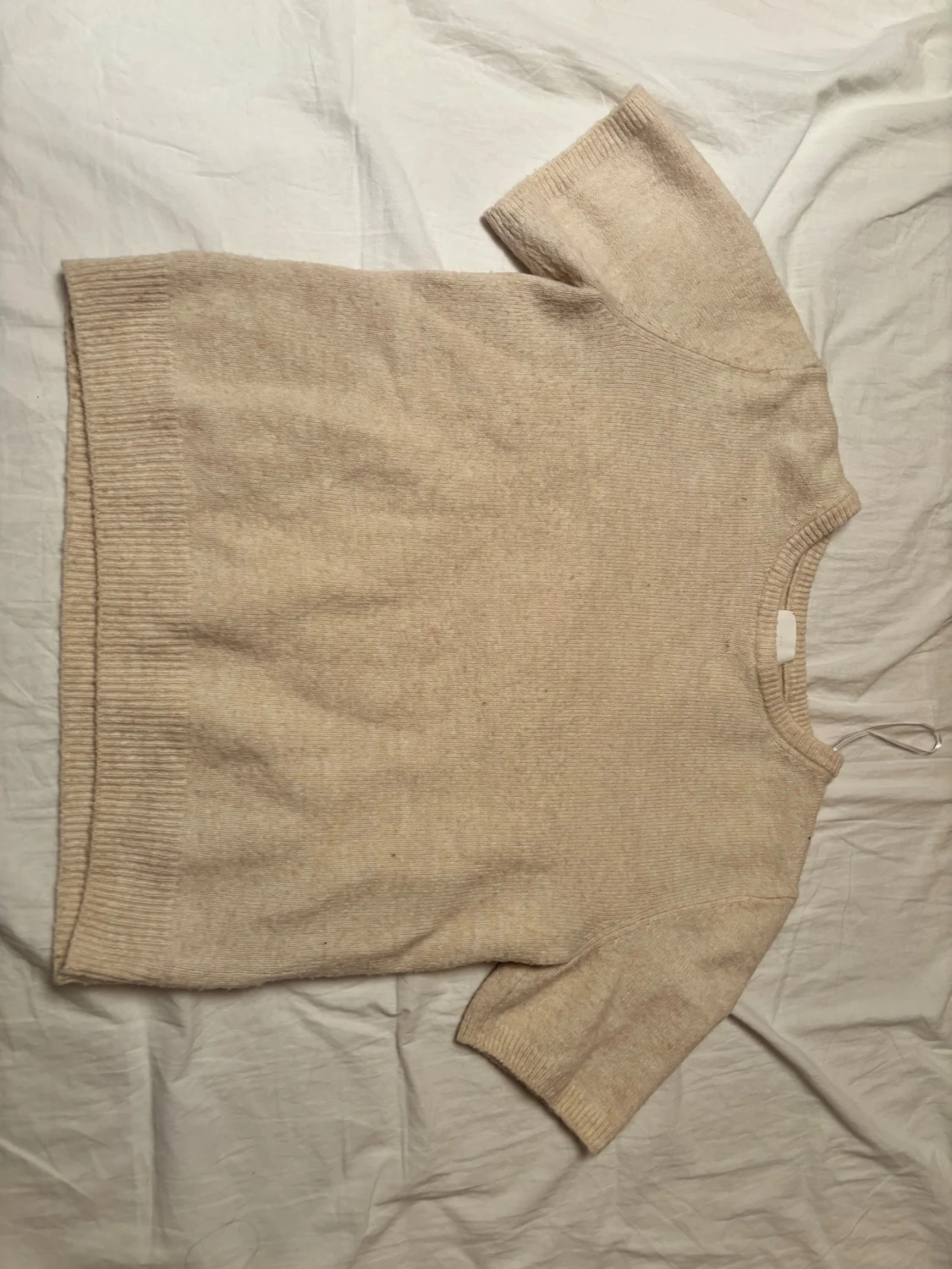 Beige kortärmad stickad tröja