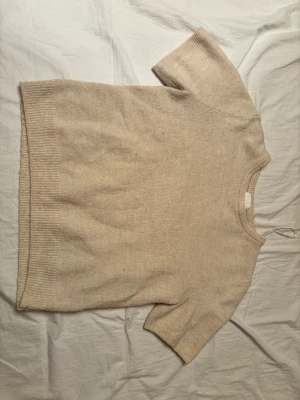 Beige kortärmad stickad tröja  - Så söt och fin till mycket!!