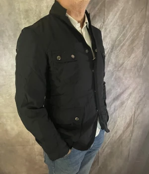 J.Lindeberg Jacka  - Hej! Säljer nu denna väldigt snygga och eftertraktade J.Lindeberg Fieldjacka! Jackan är slutsåld överallt och går inte att få tag på… Jackan är perfekt nu till vintern. Storlek L Nypris: 6000 kr Säljs för: 1099 kr 