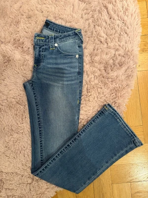 True Religion Becca Bootcut Jeans 25 - Snygga blå jeans från True Religion, modell Becca. Som nya! Stl 25