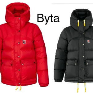 Byta svart mot röd - Kollar om någon vill byta sin röda fjällräven jacka mot min svarta🫶 köpt för 2 år sen, varvad med andra jackor så väldigt fint skick! Letar något i likvärdigt skick! Min är inte trasig eller så någonstans och vill inte ha något trasigt heller! Min är i xs och kan byta mot s eller xs!