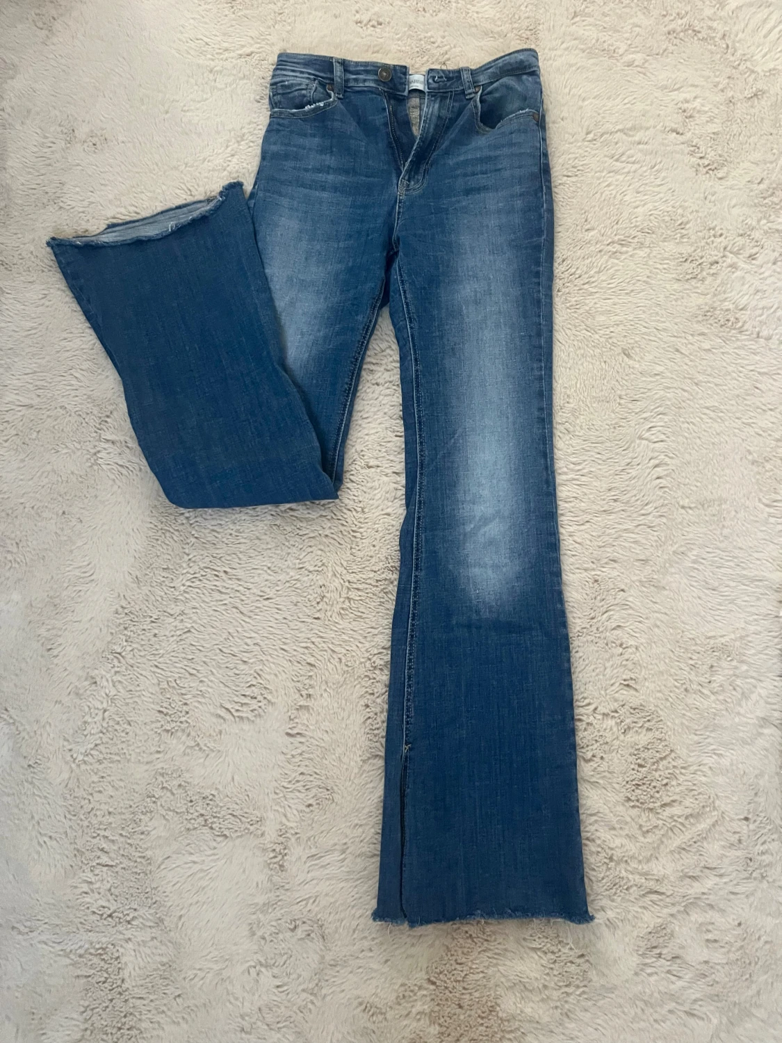 Blå bootcut jeans från Stradivarius