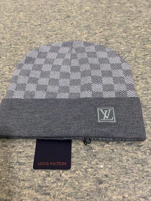 L och V mössa - Väldigt populär mössa under vintern pågrund av den vackra modell och dens extrem varma material, perfekt för dig som vill vara stillig och varm under vintern passa på!!