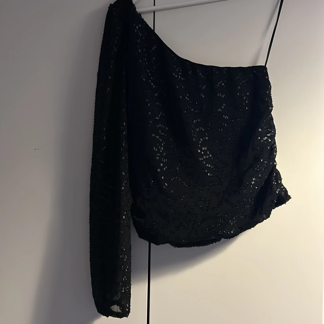 Svart glittrig oneshoulder-top från ONLY