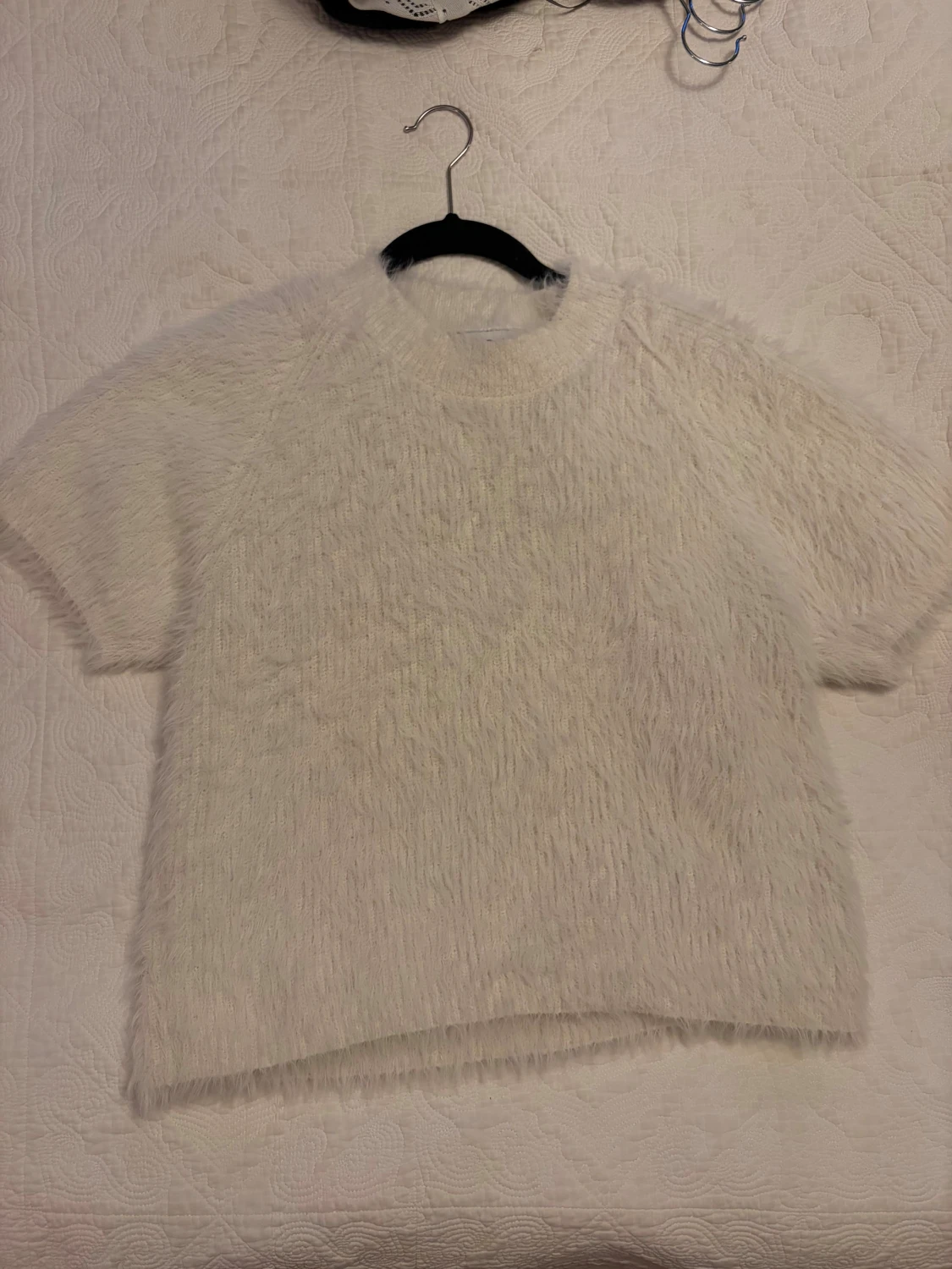 Vit fluffig stickad tröja från Wera