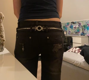 Coola jeans - Ett par jätte coola jeans ifrån M+My, passar tjej som är 164-170!! Väldigt coola och fina detaljer både fram och back, så att dem bli unika💕Bredd midja:39 cm, Mått innerben:77cm och Mått ytterben: 99cm