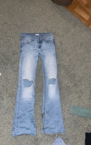 Snygga lowwaist bootcut jeans! - Snygga low waist bootcut jeans! Inga stora defekter, bara några slitningar vid fötterna då jag råkade gå på dom för att dom är för långa på mig. Köp nu!! 