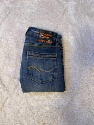Blå jeans från Jack & Jones - Snygga blå jeans från Jack & Jones med klassisk femficksdesign och coola slitningar. Passformen är slim och materialet är slitstark denim. Hör av dig vid frågor👌
