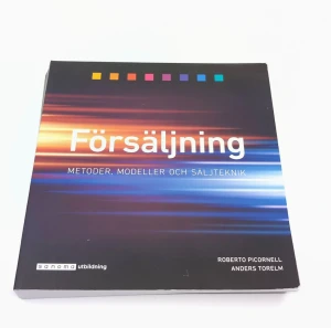 Försäljning: Metoder, modeller och säljteknik - Vill du lära dig modern försäljning och smarta säljmetoder? Den här boken ger dig verktyg, modeller och tekniker för att lyckas i affärer. Perfekt för dig som pluggar ekonomi, marknadsföring eller vill boosta din säljkarriär!