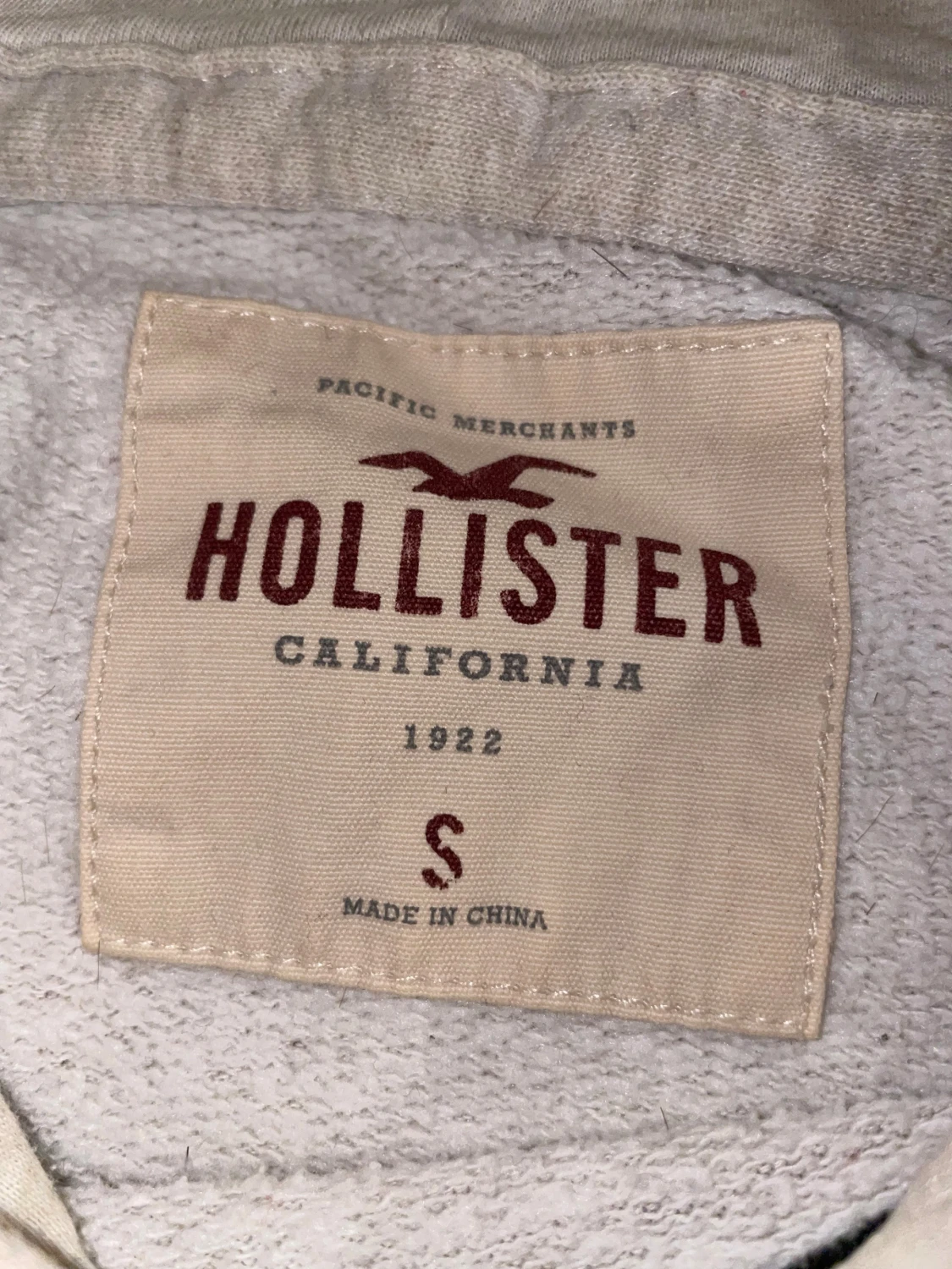 Grå Hollister hoodie med tryck - 1
