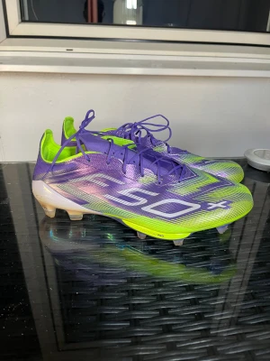 Adidas F50 + FG Radiant Blaze - ADIDAS F50 + FG RADIANT BLAZE - LILA/VIT/LUCID LEMON, använda 2x. Kommer med påse och extra inlägg. Storlek 42 2/3