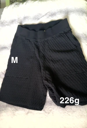 Svarta quiltade shorts i medium - Svarta shorts i medium med quiltad struktur och bred resår i midjan. De har en loose fit och är perfekta för chill dagar. Materialet känns mjukt och bekvämt, och shortsen har praktiska fickor framtill.🌸 Fint använt skick. Märke Jay/days köpt på Kappahl. Storlek m