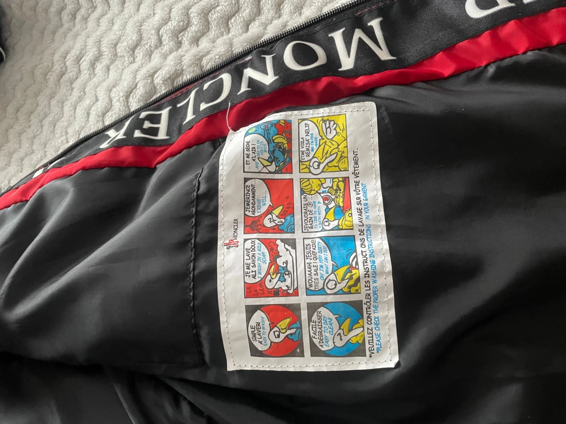 Röd Moncler dunväst med huva