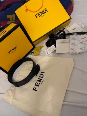 Fendi bälte  - Svart Fendi bälte 100cm allt på bilderna kommer med kuvert låda påse papper allting inga skador använt 3-4 gånger 