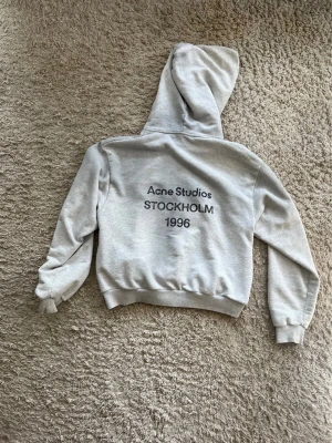 Acne studios hoodie - Grå acne studios hoodie i storlek S. Knappt använd i väldigt bra skick.