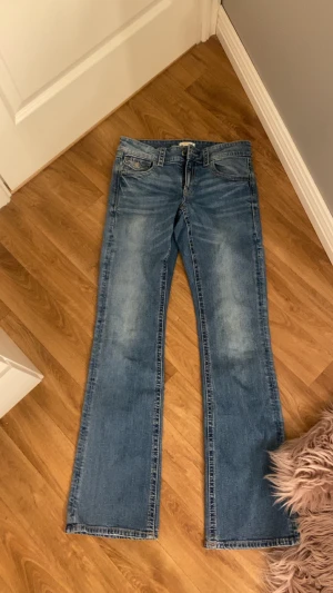 Lågmidjade bootcut jeans Gina tricot 170 - Jag säljer ett par lågmidjade bootcut jeans från Gina tricot i storlek 170 för dom inte passar mig💞