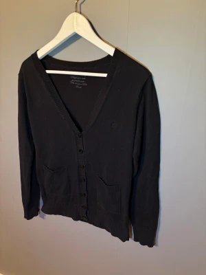 Cardigan med knappar  - | jag säljer nu en fet kofta som är riktigt skön | Jag vet inte vilket märke det är | Storlek: S | Skick: 9/10 | skriv till mig för fler frågor! 