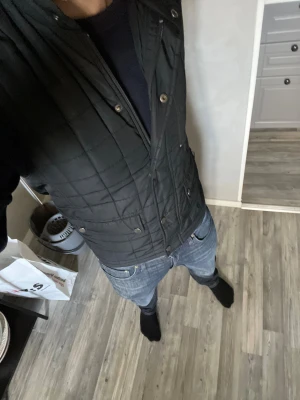 Väst från bläck - En riktig skön väst från bläck som håller dig varm under våren eller afterski’n i vinter! Priser hugget i den pågrund av de låga priset! Tveka inte på att höra av er! 👑👑