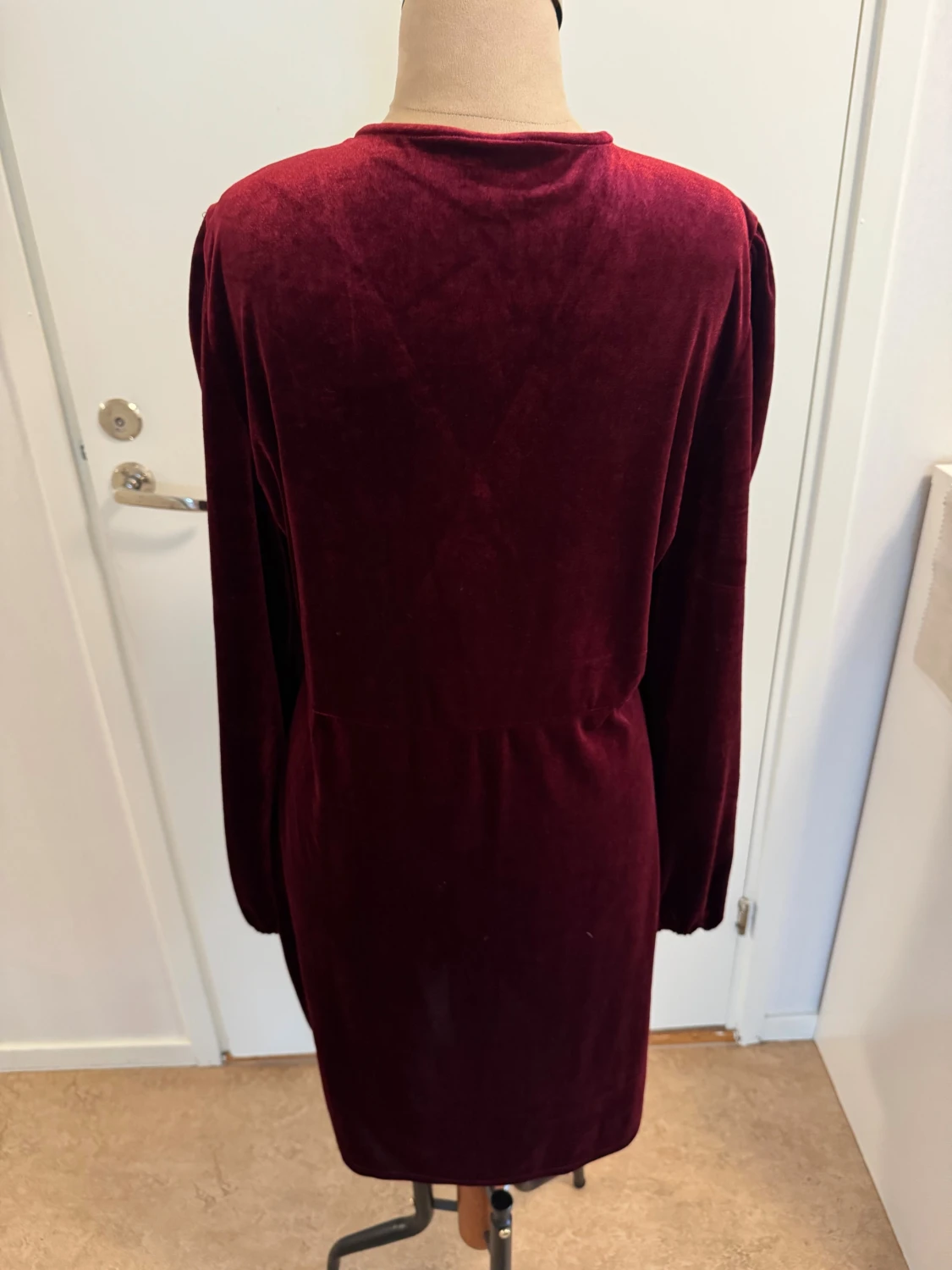 Vinröd sammetsklänning från SHEIN - 1