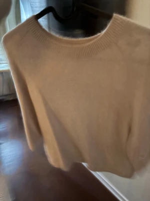 Beige stickad tröja & Other Stories XS - Säljer en mjuk och stilren beige stickad tröja från & Other Stories, Stockholm Atelier. Tröjan har rund halsringning med ribbad kant och halv långa ärmar. NYPRIS: 790kr.