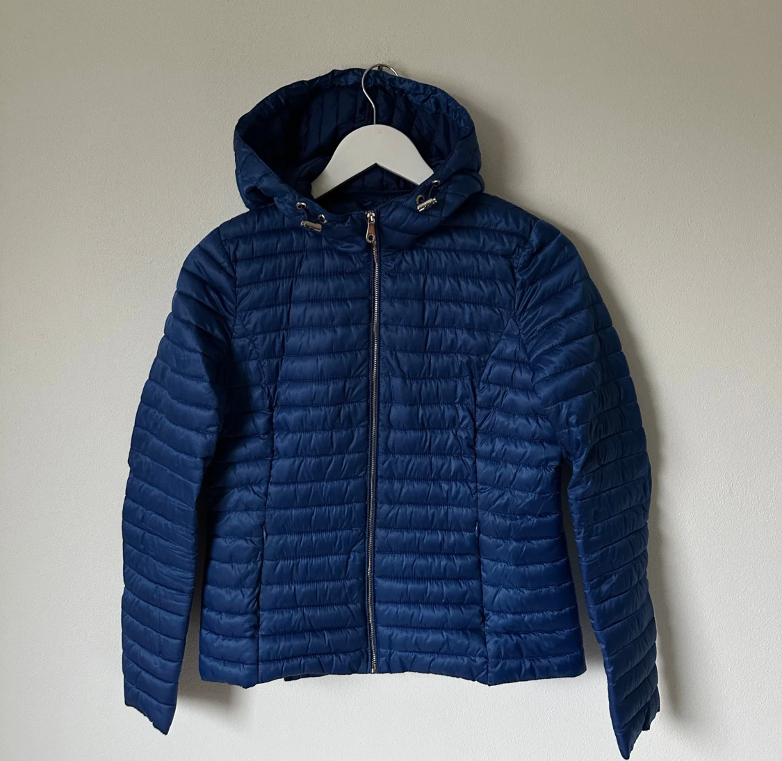 Blå pufferjacka från Massimo Dutti