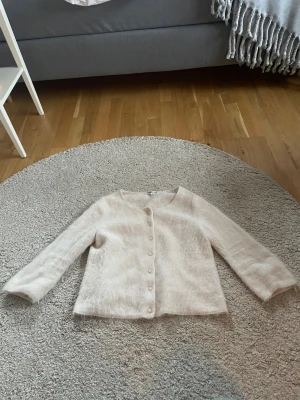 Lurvig kofta trekvartsärmad  - Så fin, använd fåtal gånger. Har blivit lite nopprig på vissa ställen (se bild) men otrolig fint och mjukt material. Är osäker på vad det är för material men det är av bättre kvalitet❤️