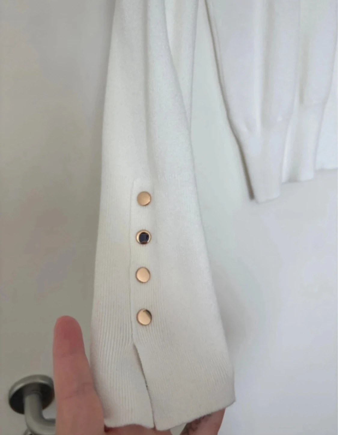 Vit långärmad stickad tröja med knappar - 2