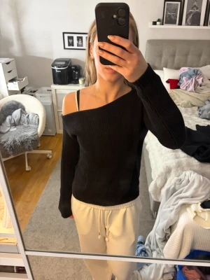 Stickad offshoulder tröja  - Säljer denna lite mer hårda stickade tröja som är offshoulder. Väldigt enkel men snygg, ribbad design. Bra skick 