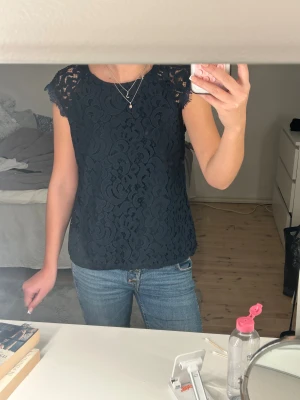 Blus - Mörkblå blus med spets. Använd mycket men ingen skada! Storlek M. Från holy & white, Lindex 