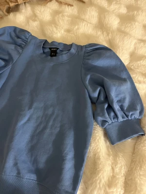 snygg tjocktröja  -  säljer en fin blå tjocktröja med trekvarts ärmar. Den är varm och jättefin som passar till både speciella kvällar och i vardagen. Den är i storlek XS från Lindex. Skriv om ni har frågor.