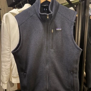 Patagonia Väst - Navy Väst från Patagonia i storlek L. Nypris 1400 från naturkompaniet. Kvitto finns 