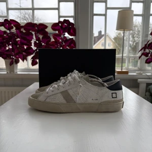 D.A.T.E skor - Tjena! Säljer nu mina väldigt snygga skor från D.a.t.e. Skorna är i storlek 44. Skorna är i fint skick, 9/10 och har använts sparsamt. Box medföljer. Nypris på dessa är runt 2000 kr. Mitt pris 1399. Har du några frågor så är det bara att höra av dig!