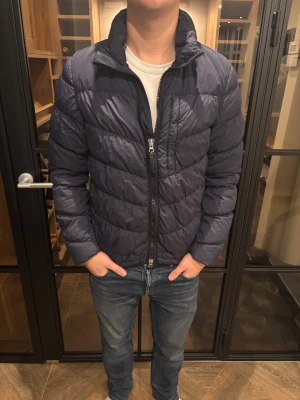 Woolwich pufferjacka  - Säljer en skön Woolrich pufferjacka i mycket bra skick passar bra till hösten och vintern och har en bra passform! 