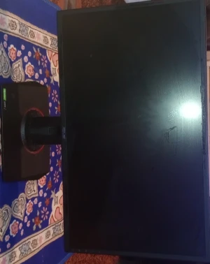 ASUS Gaming Monitor - ASUS gaming-skärm med HDMI, DisplayPort och DVI-anslutningar. Modern design med justerbart stativ. Skärmen ser ut att vara i gott skick, inga synliga sprickor eller större repor. Perfekt för spel och arbete. Flera anslutningsmöjligheter för flexibel användning.