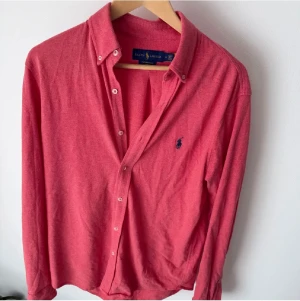 Polo Ralph Lauren skjorta - Riktigt fet skjorta från Ralph Lauren i modellen Featherweight Mesh. Den är i mycket bra skick och storlek M. Nypris runt 2000. Skriv vid frågor och funderingar!