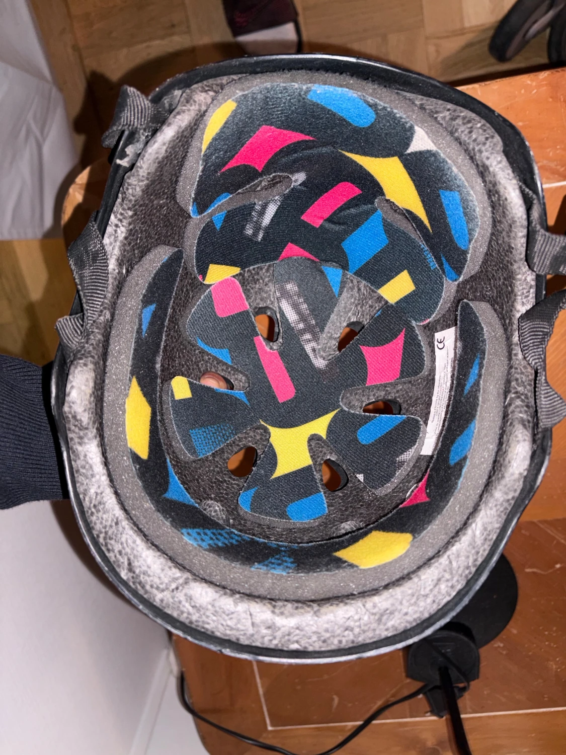 Svart cykelhjälm med färgglad insida - 2