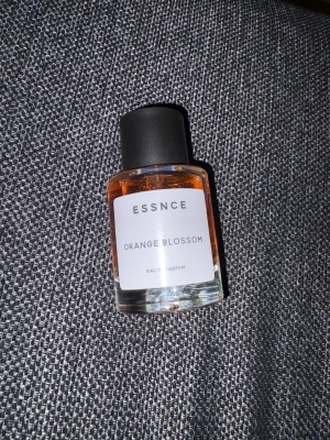 Essnce Orange Blossom EdP - Modern och stilren Eau de Parfum från ESSNCE med namnet Orange Blossom. Perfekt för dig som vill sticka ut med en fräsch och trendig doft. Enkel design som passar in i alla sammanhang. Produkten är helt oanvänd. 
