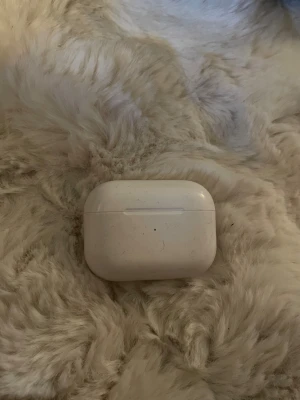 Air pods Pro - Fick dessa handed down till mig men kan ej använda för det gummiga på själva hörluren. Pris kan diskuteras
