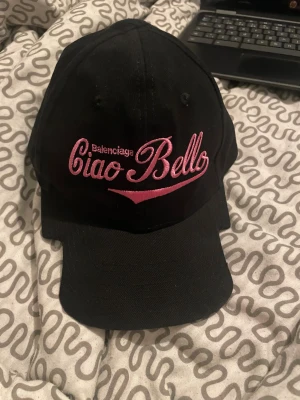Balenciaga keps - Oanvänd, nyskick med tag, passar ett litet huvud, fraktar samma dag🤙‼️🙌